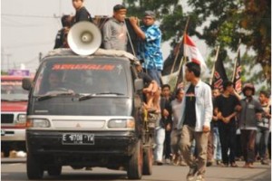 Ratusan massa yang tergabung dalam Gempur saat unjuk rasa menuntut TNGC dibubarkan.